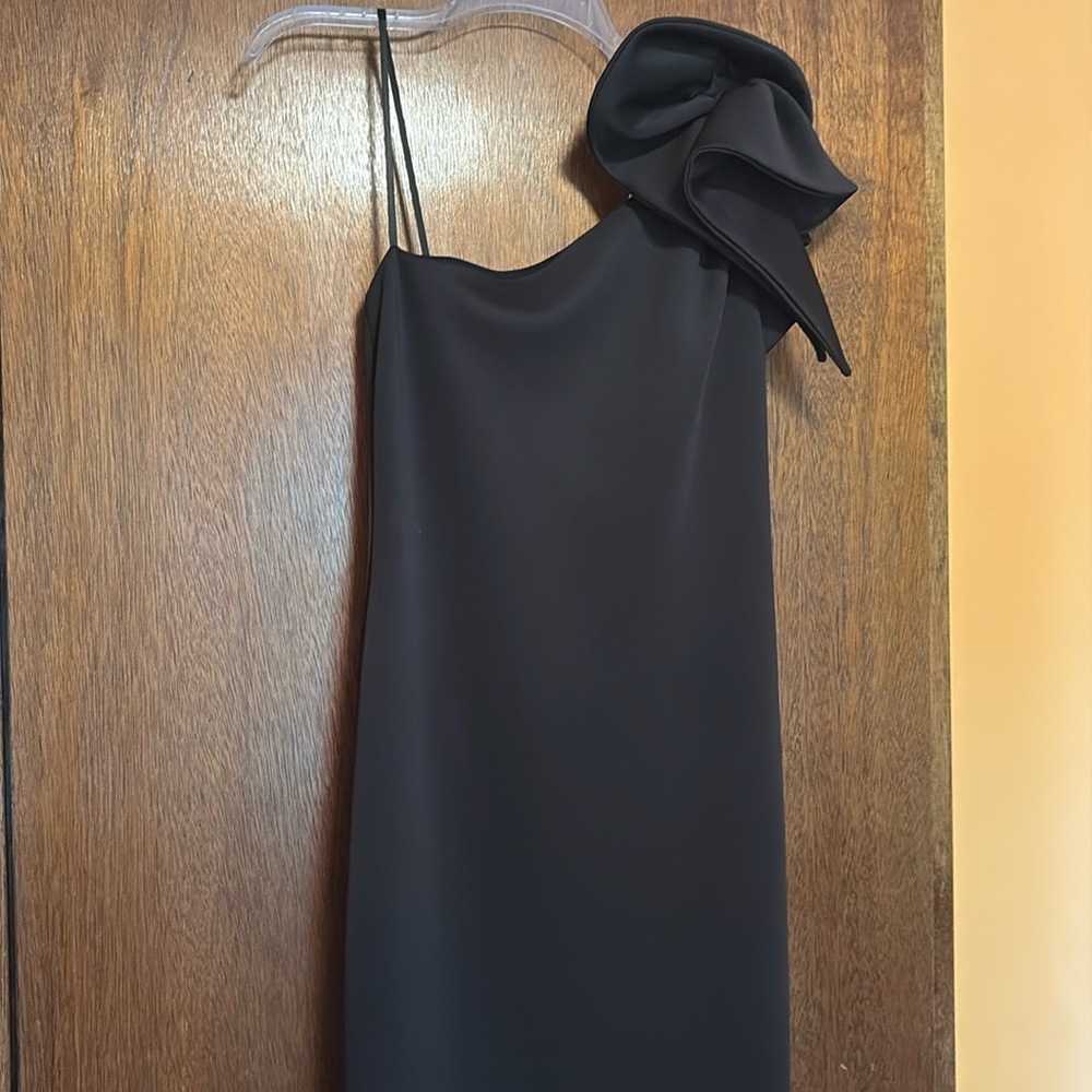 Elegant black evening dress with bow accent